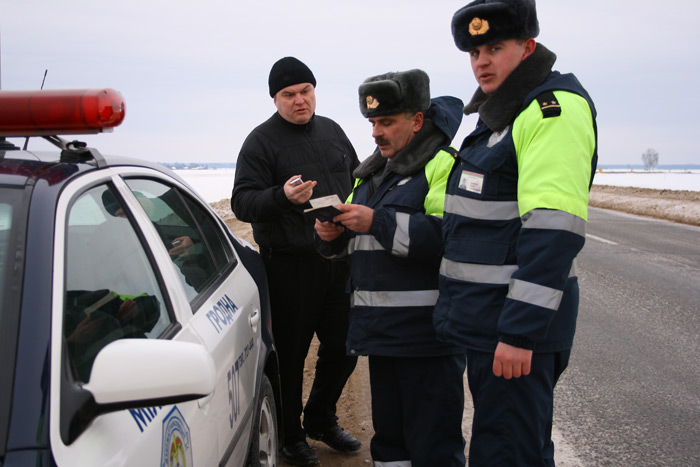 Супрацоўнікі ДАІ спынілі аўто актывістаў СПБ, якія ехалі абараняць “Дом польскі” ў Івянцы, 2010 г. 