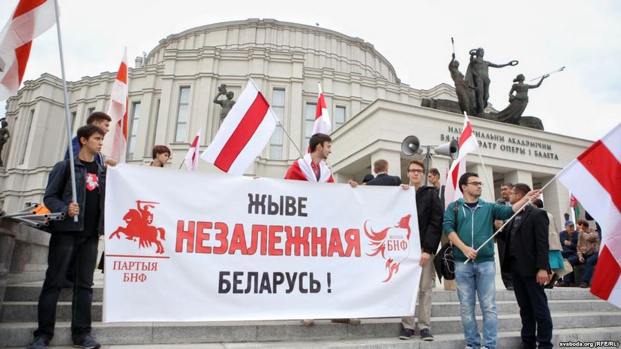 Мітынг каля тэатру опэры і балету, архіўнае фота