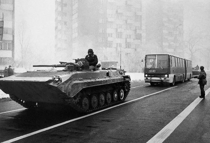 БМП на вуліцы Варшавы ў снежні 1981 года